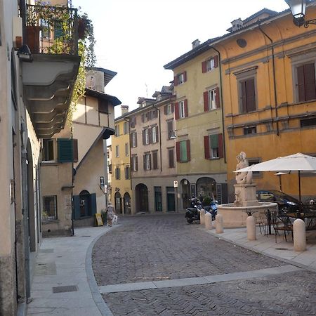 Casa Vacanza Fontana Del Delfino Bergame Extérieur photo