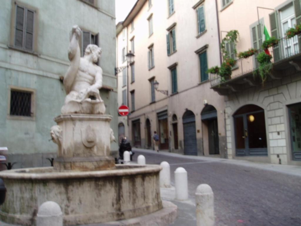 Casa Vacanza Fontana Del Delfino Bergame Chambre photo