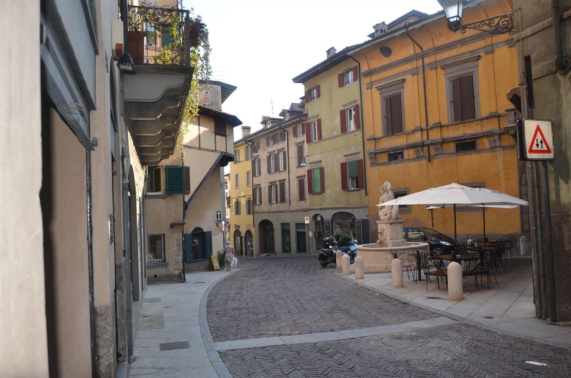 Casa Vacanza Fontana Del Delfino Bergame Extérieur photo